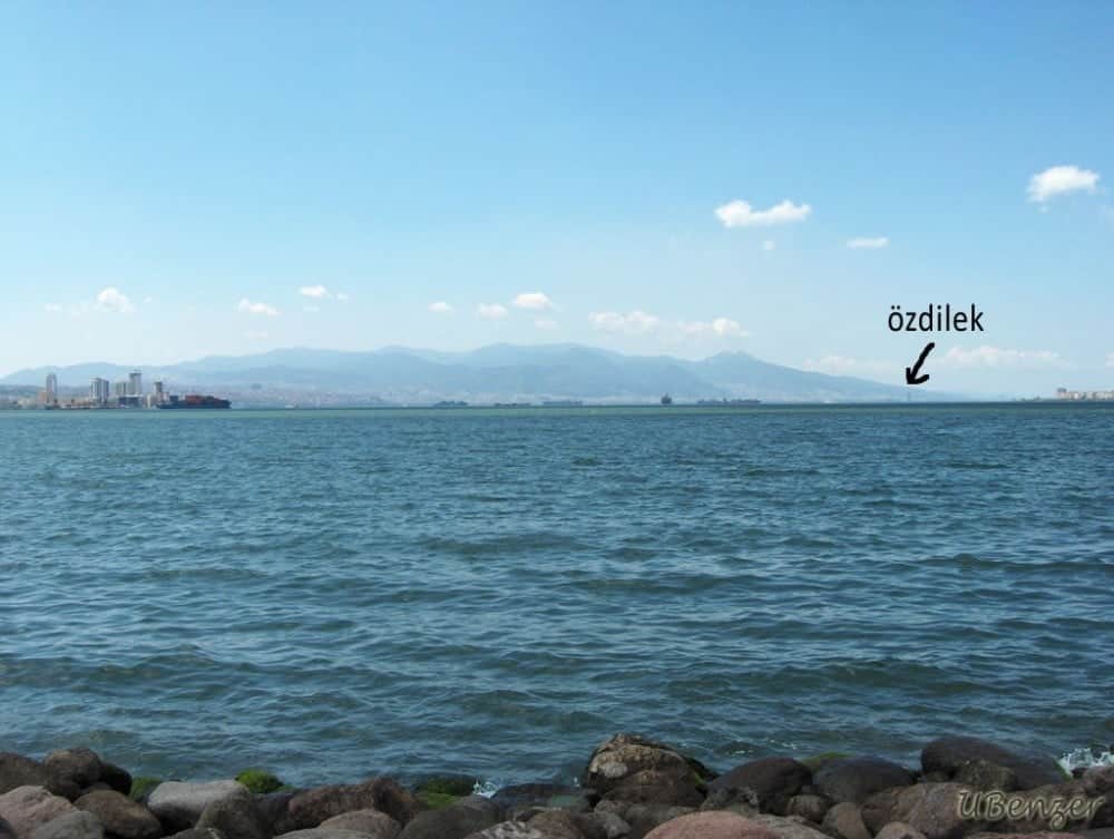 Bayraklı'dayız. İzmir'in U'sunun en alt kısmındayız. Orada görebilmeye çalıştığınız yer Özdilek oluyor.