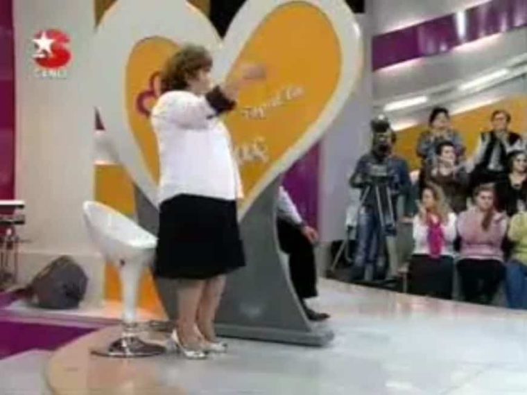 Canlı Yayında Hayatının Erkeğini Görünce Kendinden Geçen Teyze