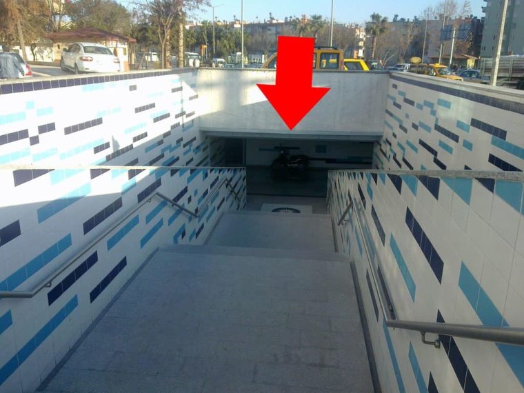 Tramvay Durağında Motor Antalya